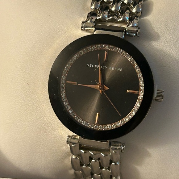 Geoffrey Beene woman’s watch new with new battery installed - Picture 6 of 6